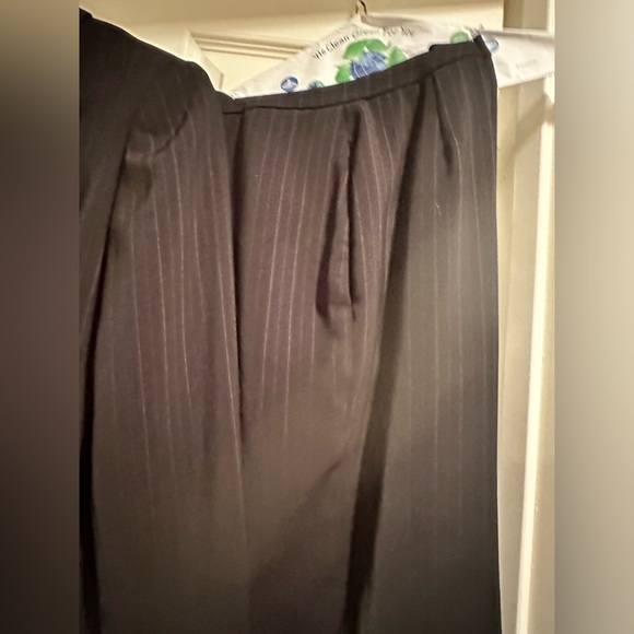 Tahari Arthur Levine Ladies Dress Suit - Pin Stripes - Picture 5 of 10